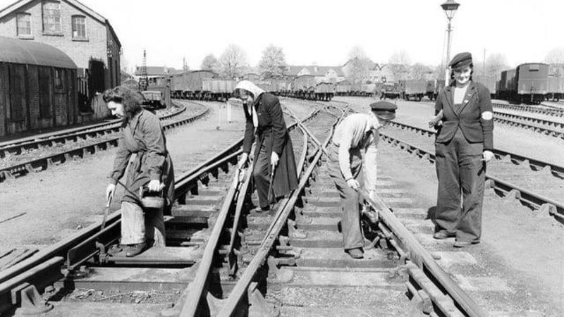 A photo from the 1940s of a railyard.