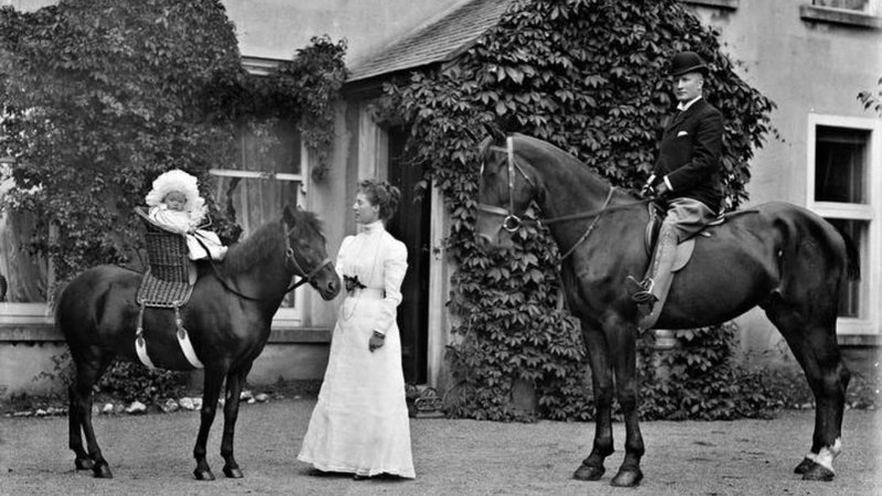 Two photos from the 1900s.