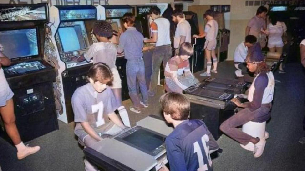 25 Old School Photos Of Video Games In The Past | Know Your Meme