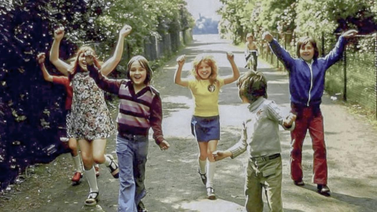 25 Vintage Photos Of Life Before The Internet Took Over | Know Your Meme