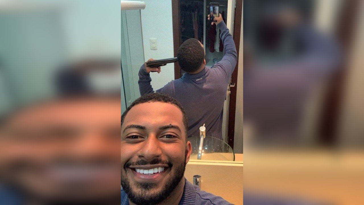 Mirror_gun_selfie_meme_banner_image