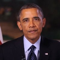 Barack Obama in front of the US flag
