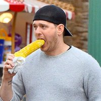 Michael Buble Doesn't Know How to Eat Corn on the Cob