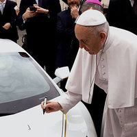 Pope Francis Signs a Lamborghini Pope Francis Signs a Lamborghini