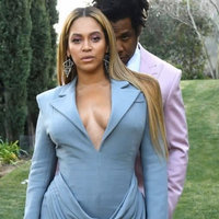 Excuse Me, He Asked for No Pickles Jay Z meekly peeking over Beyonce's shoulder while she looks confidently ahead