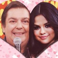 Faustão and Selena Gomez Fanfiction meme example depicting the two inside a heart.