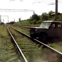 Train Hits UAZ / Эльдар Вылазь