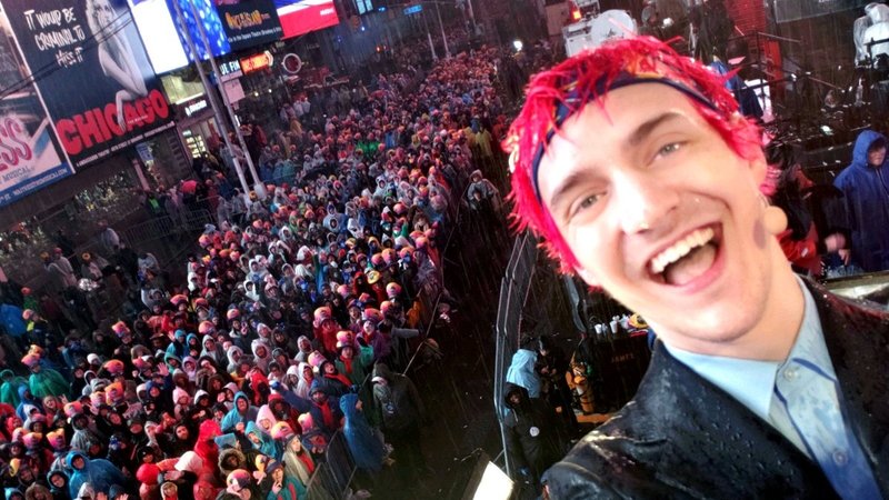 Streamer Ninja taking selfie in front of a large crowd