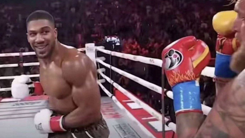 Anthony Joshua Smiling at Jake Paul Before Punching Him meme.