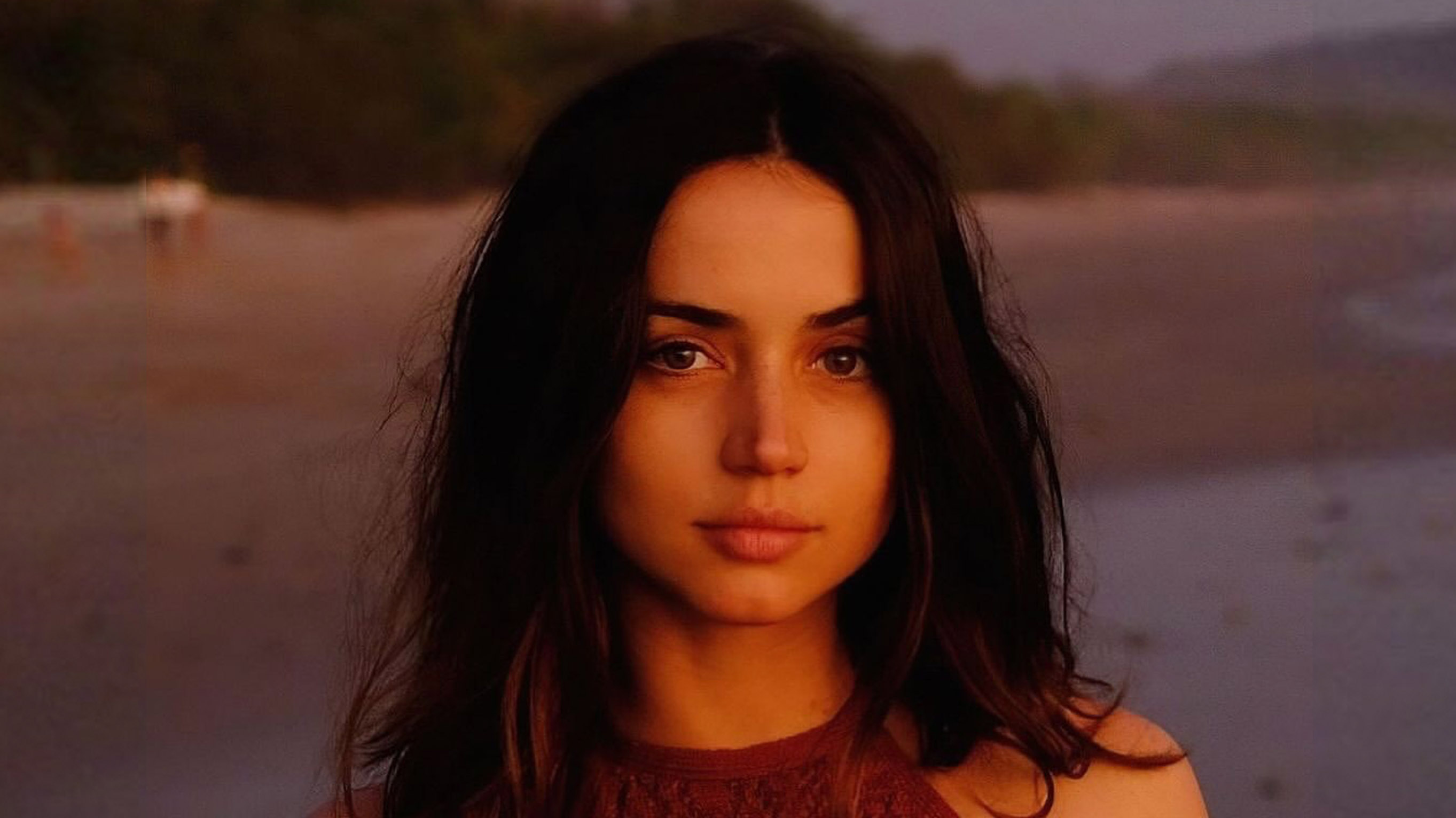 Ana de Armas Beach Look / How X Look at Me meme.