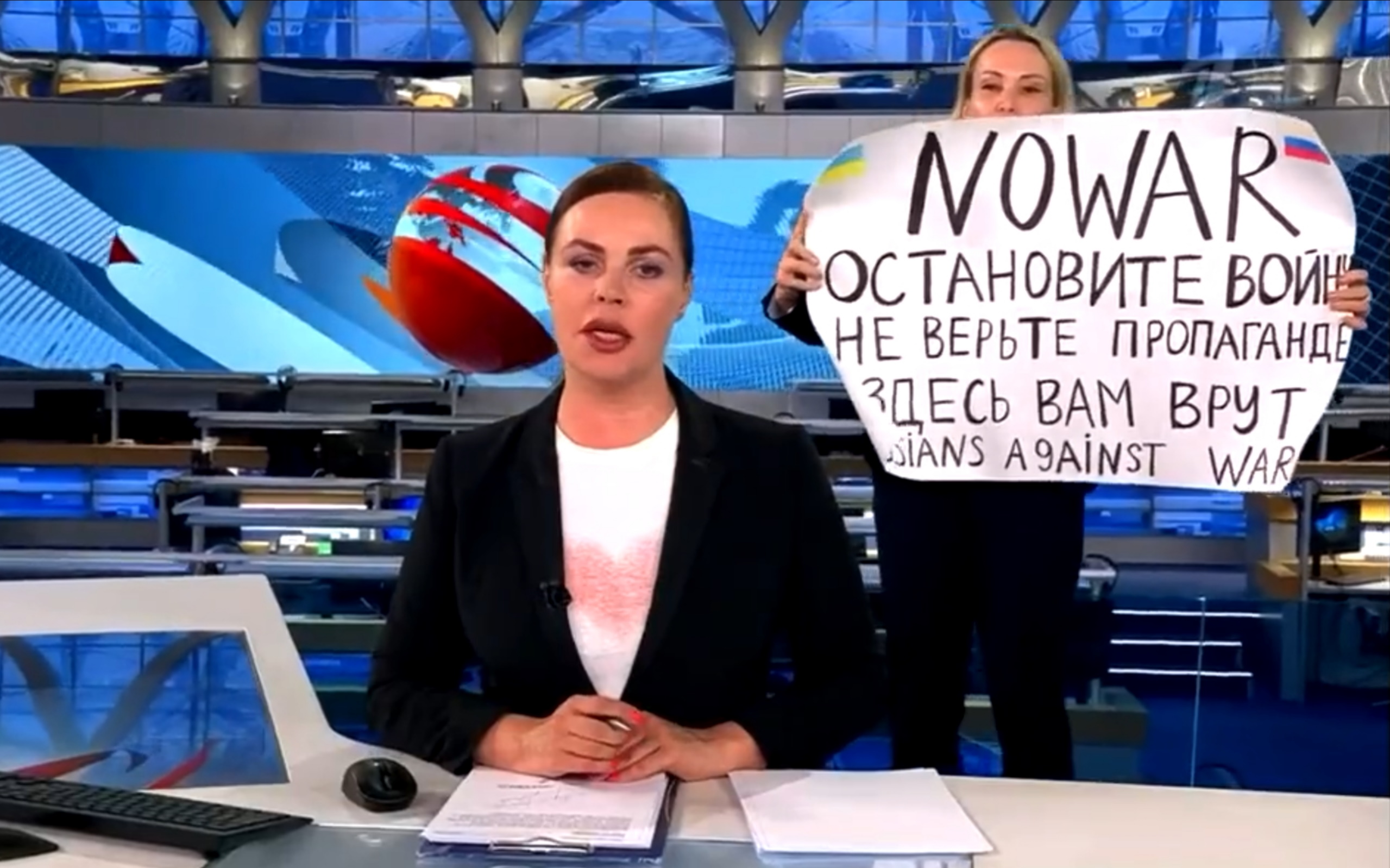 Russian State TV Producer Interrupts Prime-Time News With An Anti-War Sign