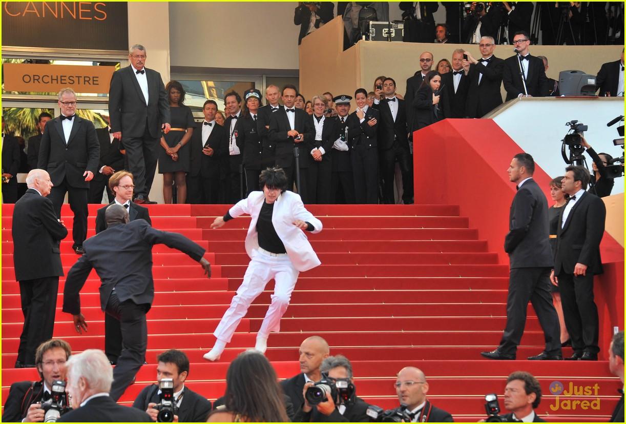 man-in-white-dancing-jason-derulo-has-fallen-down-the-stairs-know