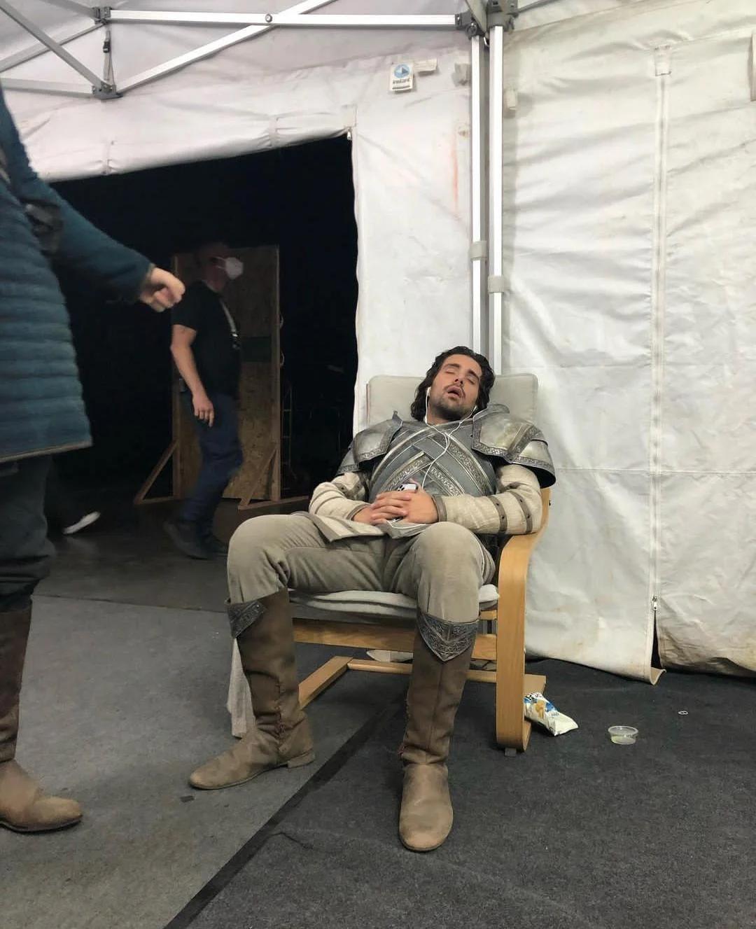 Leaked image of Ser Christmas watching Rings of Power | /r/FreeFolk ...