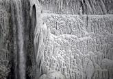 Via http://www.latinopost.com/articles/2967/20140109/polar-vortex-viral-photos-did-niagara-falls-freeze-are-the-frozen-falls-photos-real.htm