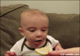 "Source":http://faltariamaspuntocom.tumblr.com/post/121864937923/bebe-comiendo-limon-por-primera-vez