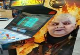 Obese Quan Chi on a Mortal Kombat 4 arcade machine