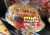 LANITIES EDITION LIMIS EDITION THOMAS TH mini bagels FROOT LOOPS NETWT 15.02 (425g) PER 2 BAGEL SERVING 260 0 360mg CALORIES SAT FAT SODIUM 0% DV 16% PRE- SLICED U PARVE 99 ADDED SUGARS sible in W NAN YOURIN S LO BUT N Loop