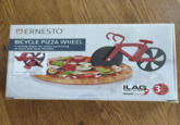 ERNESTO ® BICYCLE PIZZA WHEEL 1 cutting wheel for easier portioning of pizza and tarte flambée With bicycle stand ANTIE ILAG 3 NON STICK+ SWISS TECHNOLOGY BASIC