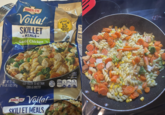 BIRDS EYE Voila! SKILLET -MEALS- Garlic Chicken ite Meat C and Pasta Sauce with Broccol and Corn READY IN 15 MINUTES OR LESS N abou Servi Amount Cal Total F Total C NET WT 21 OZ (1 LB 5 OZ) 595g KEEP FROZEN; DO NOT THAW; COOK AS DIRECTED BIRDS EYE Voila!® SKILLET MEALS ENLARGED TO SHOW QUALITY SERVING SUGGESTION PER 12/3 CUPS Ug 220 1610mg Added Calories Sat. Fat Sodium Sugars 5%DV 27%DV 0%DV MELT