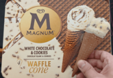 M MAGNUM® WHITE CHOCOLATE & COOKIES CHOCOLAT BLANC & COOKIES WAFFLE cone