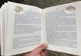 104 Im gestreckten Galopp jagten sie dann z rück zur Stadt des Dicken Königs. Lana s hinter Dalan. Oyanos Maultier gab sein Be schend die Augen und stöhnte fortwährend, als sei ihm das Ge stes, verdrehte aber immer wieder mitleidhe wicht von Oyano und Aydin zu schwer. Kurz vor der Stunde, an welcher die Zeit für den Augenblick el nes Augenblicks verweilt, um sich zurückzubesinnen auf den al- ten Tag und sich vorzubereiten auf den neuen, sahen sie den ver- trauten Schattenriß der Stadt des Dicken Königs vor sich. Feuer brannten auf den Stadtmauern, über dem Stadttor hantierten Männer mit Pechkesseln, großen Steinen, Lanzen, Pfeil und Bo gen. Was geht hier vor?" flüsterte Aydin. „Es scheint, als erwarteten sie den Angriff eines feindlichen Heeres." Eine weiße Eule strich über sie hinweg und kauzte drängend. „Zur verborgenen Pforte", befahl Oyano. „Was ich sehe, mißfällt mir sehr." Der alte Märchenerzähler schlug dem Maultier die Fer- sen in die Flanken, daß dieses erschreckt ausschlug und davonga- loppierte, als sei das ewige Feuer hinter ihm her. Dalans Hengst hatte Mühe, ihm zu folgen. Im tiefen Schatten der Stadtmauer lag die verborgene, kleine Pforte. Keinen einzigen Menschen sahen sie auf ihrem Weg zu Aelas Haus. Dort klopfte Oyano wie gewohnt: drei Mal, zwei Mal, ein Mal. Doch nichts regte sich. Ein wenig lauter schlug der Märchener- zähler nun mit der Faust gegen das geschlossene Tor. Doch wie- der wurde ihnen weder geöffnet, noch vernahmen sie irgendein Geräusch. Da lief Aydin hinter das Haus, stieg auf ein Regenfaß und zwäng- te sich durch eine Lücke zwischen Dachbalken und Schindeln. 105 Wenig später öffnete sie leise das Tor zum In- nenhof. Nirgendwo brannte ein Licht. Aydin rieb an ihrer Lampe. Bunt wie ein heller Tag erstrahlte sie. Weder Gwen noch Aela waren zu finden, aber die noch auf dem Herd stehenden Töpfe, das schmutzige Geschirr, die hingeworfene Arbeit auf dem Tisch deu- teten auf einen hastigen Aufbruch. Zum Schloß", drängte der alte Märchenerzähler. Aydin rannte voraus, denn ihr waren die Schleichwege, die ver- steckten Winkel, die Hinterhöfe und verborgenen Durchgänge in der Stadt des Dicken Königs bekannt. Sie war all diese Wege schon gegangen. Bald waren sie an dem großen Platz vor dem Schloß. Hier wimmelte und wuselte es von Menschen, welche aufgeregt durcheinander liefen. Als sie sahen, wer da über den Platz rannte, hielten sie inne. Wer ist es, der da mit Aydin läuft?" wurde leise getuschelt und flüsternd umhergefragt. Nicht wenige hatten Oyano, den alten Märchenerzähler, schon einmal gesehen. Der Mann mit dem blit- zenden Schwert und die Frau mit Pfeil und Bogen jedoch waren niemandem vertraut. Vor dem Schloßtor hielt ein Trupp Männer mit gezogenen Schwertern Wache. Aufgeregt berichteten sie: „Dunkelalben sind ins Schloß eingedrungen. Niemand konnte sie aufhalten. Die ganze Stadt bereitet sich auf den Angriff des großen Heeres der Dunkelalben vor, denn dort im Schloß, das sind nur wenige." Aydin öffnete vorsichtig einen Flügel des großen Tores. Die Um- stehenden hielten die Waffen bereit. Doch nichts geschah. Dun- kel war der Park vor dem Schloß. Dalan und Lana", hörte Aydin die Stimme des alten Märchener- zählers, „helft die Stadt zu verteidigen. Sagt allen, nur wer seinen Blendstein zerbricht, kann den Kampf mit den Dunkelalben be- stehen. Wir sehen nach, was hier im Schloß geschieht!" Lautlos verschwand Aydin durch das Tor; Oyano folgte ihr, ei- nem huschenden Schatten gleich. Schon leuchtete Aydins Lam-