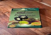 ubal Mochi 點心 JAPANESE STYLE LOV Style Chocolate Dubal Mochi ی بد PIST يشتوه ق AFLAVOR PREMIUM Quality With real kunafa! Net Weight/淨重:168g (592oz/盎司)Made in Taiwan台灣製造 Images are for illustrative purposes only. Actual product contents may vary.