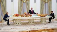 Putin's Long Table meme