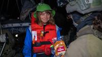 A photo of activist Greta Thunberg smiling as an Israeli IDF soldier hands her a sandwich. The photo was shared by @IsraelMFA.
