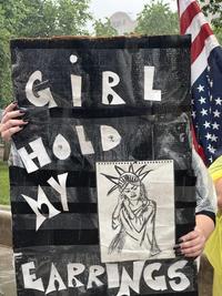 VESTIN GIRL HOLD MY EARRINGS