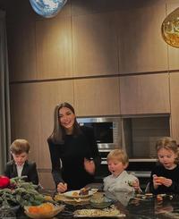 An image of Elina Salyakhova eating with her children. The image is used as a meme.
