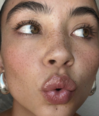 A photo of a woman from "Pinterest":https://knowyourmeme.com/memes/sites/pinterest seen with cowlick eyebrows.