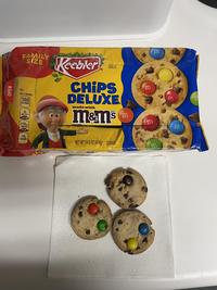 OPEN FAMILY D SIZE Keebler PER 2 COOKIES 160 CALORIES 3 SAT FAT 16% DV 110mg SODIUM 5% DV 10, SUGARS SEALED CHIPS DELUXE made with M&M's m NET WT 14.6 OZ (414g) COOKIES m m m m m m