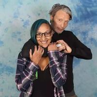 A photo of a fan requesting that Mads Mikkelsen choke them during a photo op.
