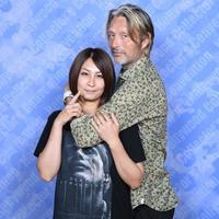A photo of a fan requesting that Mads Mikkelsen choke them during a photo op.