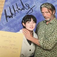 A photo of a fan requesting that Mads Mikkelsen choke them during a photo op.