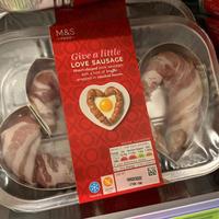 -FOOD- M&S -FOOD- Give a little LOVE SAUSAGE Heart shaped pork sausages with a hint of truffle wrapped in smoked bacon. XOS BOY freezable gluten free SERVING SUGGESTION Serves 2 half pack provides Energy Fat Saturates Sugars: Salt 1531 32.9g 11.8g 1.0g 1.80g 371kcal 19% 47% 59% 1% 30% of your Reference intake per 100g Energy 1276kJ/309kcal USE BY 16/02/2020 L7 034 1342 Giz 9 MBS -1000- CUTTO