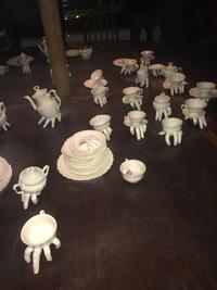 Finger footed tea set with mouths