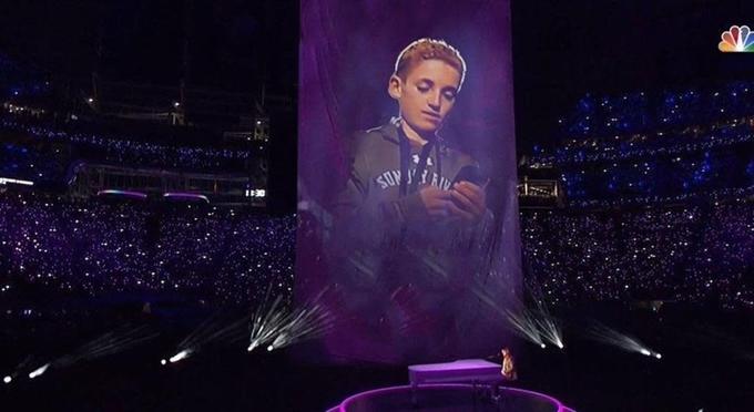 Photoshop of the selfie kid up on the big screen when Justin Timberlake was standing right next to him.