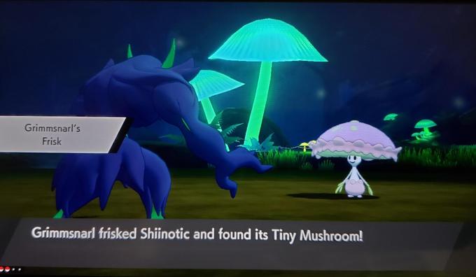 Grimmsnarl's Frisk Grimmsnarl frisked Shiinotic and found its Tiny Mushroom!