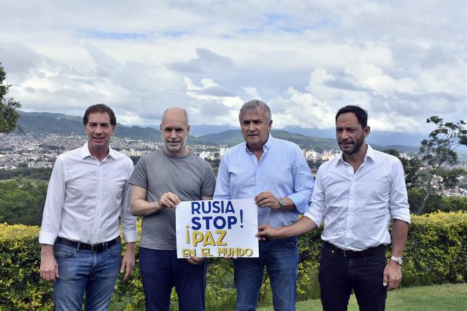From left to right: Diego Santilli, Horacio Rodríguez Larreta, Gerardo Morales, Maxi Ferraro. They spelled "Russia" in Spanish (<i>Rusia</i>). They also forgot to include the closing exclamation sign after the "Peace in the World!" (<i>¡Paz en el mundo</i> [<i>sic</i>]) part. Morales (who posted the tweet) wrote:
<blockquote>
Peace is one of the most precious values we have and we must preserve. Today we have to join forces to preserve it and stop a war that would seriously affect the entire world. 
Russia must stop its military advance.
#StopWar
</blockquote>

<a href="https://web.archive.org/web/20220302211224/https://twitter.com/sashapak_/status/1497228079307149315">Edit made by someone of this pic</a>.