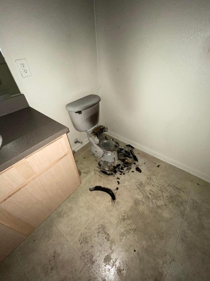 <blockquote class="twitter-tweet"><p lang="en" dir="ltr">Okmulgee, Oklahoma fire crews say they had a bizarre lightning strike call at the Oxford Apartments overnight. They say lightning came through the vent in the roof and struck the toilet, shattering it. Photos from <a href="https://twitter.com/brookegrif_tv?ref_src=twsrc%5Etfw">@brookegrif_tv</a>. <a href="https://twitter.com/hashtag/okwx?src=hash&amp;ref_src=twsrc%5Etfw">#okwx</a> <a href="https://t.co/sLP83ccXAo">pic.twitter.com/sLP83ccXAo</a></p>&mdash; Weathercaster Johnny Caudle (@wxcaudle) <a href="https://twitter.com/wxcaudle/status/1522195534471221250?ref_src=twsrc%5Etfw">May 5, 2022</a></blockquote> <script async src="https://platform.twitter.com/widgets.js" charset="utf-8"></script> 