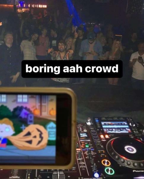 1 boring aah crowd 3-4-1 FOTOKO Pione