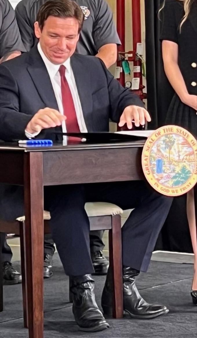 oh no he's wearing high heeled boots he must be very short it's ridiculous that he doesn't assume he's not the grea... big tall republican on the list