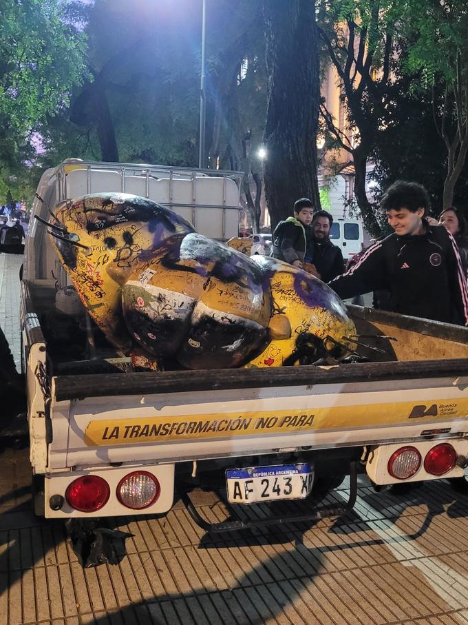 <a href="https://twitter.com/CAPArgento__/status/1680700526776799233">Alternate photograph</a>.
Aftermath:
 !https://i.kym-cdn.com/photos/images/newsfeed/002/623/930/d7e!