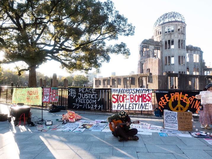 STOP FEROCIDE GENOCIDE drade FREE PALE STINE PRET FROM HIROSHIMA JUSTICE JUSTICE STOP BOMBS FREEDOM フリーバレスチナ! TO PALESTINE 州海 Flore PALESTINE VIGOR SAZAL REF27/2< TAKE Photo & VIDEO the FREE PALESTINE Coo00 de igaza Spread ガザで起きてパー 笑っていますか Do you know er det An MEE