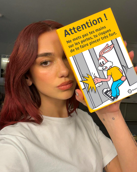 Attention! Ne mets pas tes mains sur les portes, tu risques de te faire pincer très fort. RATI