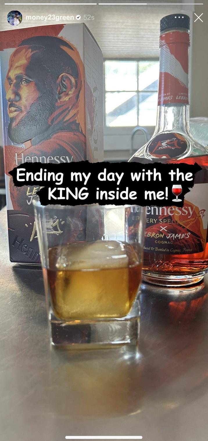 money23green 52s Х DON BY LIMITED JAMES LEBRO Hennessy Ending my day with the LE KING inside me! Henn hennessy ERY SPEC X EBRON JAMES COGNAC duced & Bottled in Cognac, France