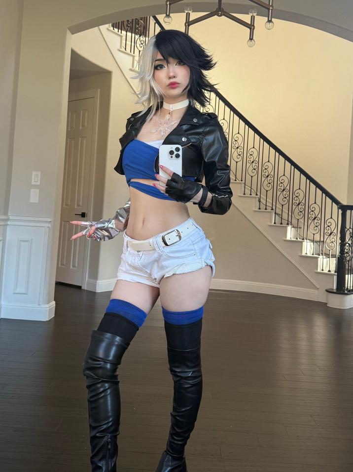 A cosplay of Marvel Rivals and Marvel Comics character Luna Snow