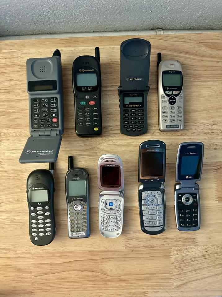 25 Photos From The Late 90s And 2000s Showing Iconic Flip Phone Designs 