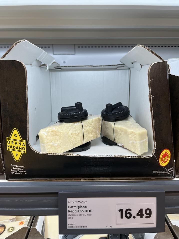 GRANA PADANO P Autorizzazione Consorzio Grana Padano N° VR 86/104 Antichi Maestri Parmigiano Reggiano DOP stagionato oltre 12 mesi al kg 6006657 FL 4 g 16.49 Certificato da di Controllo Crganismo dal Mipaaft